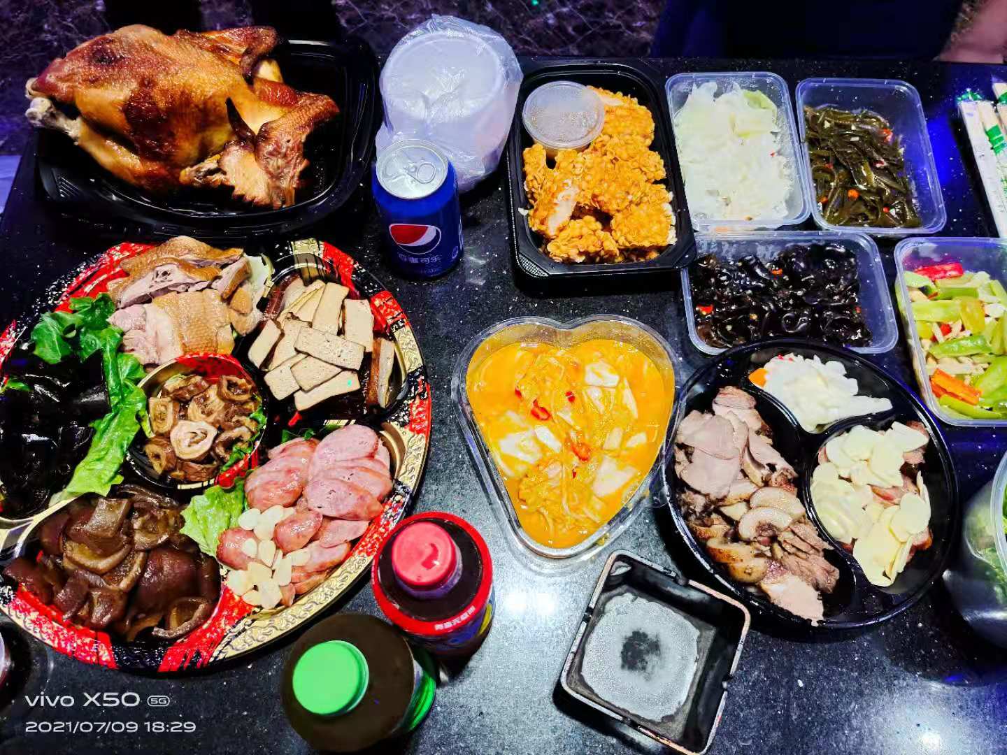 員工生日團(tuán)康聚餐唱歌